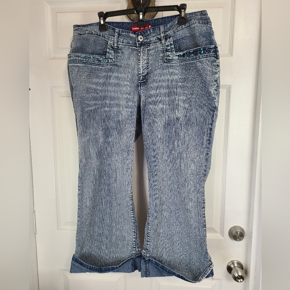 (879) Jenny Jo Woman's Bedazzled Denim Capri's Jeans,  Size: 21/22 Color: Blue